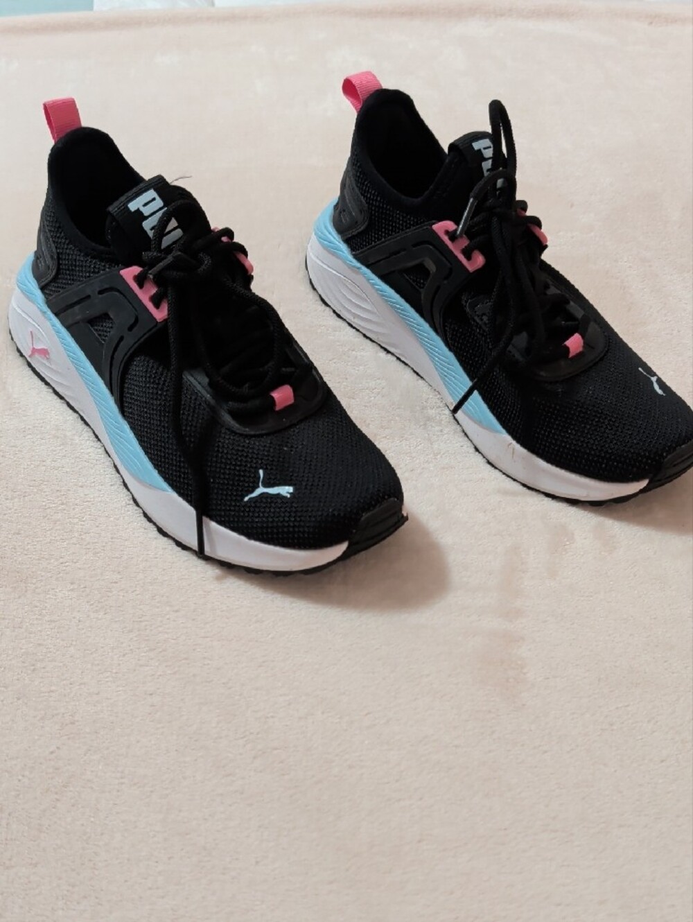 PUMA Women's Black and Pink Athletic Sneakers